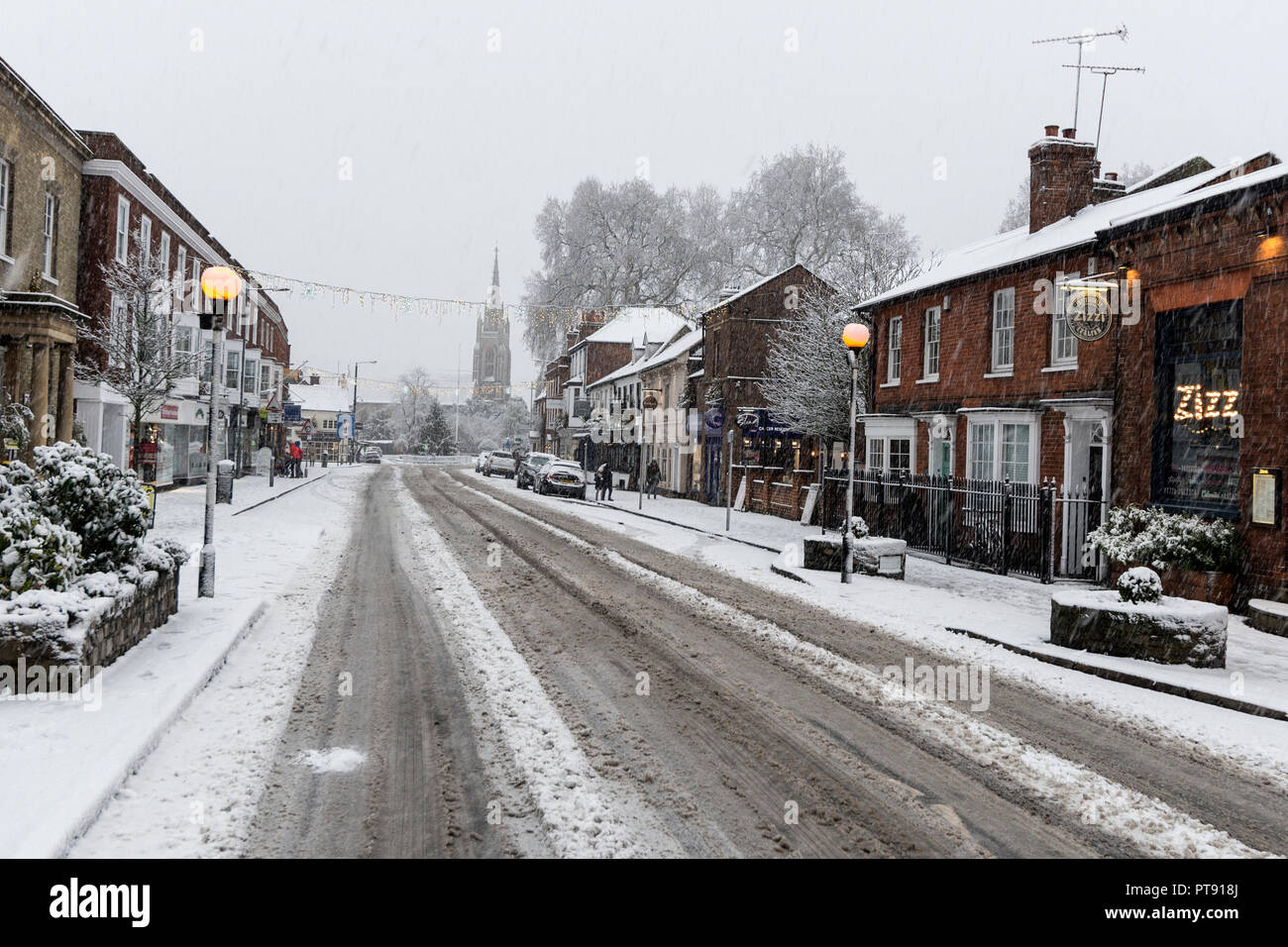 Neige sur la libre circulation Marlow High Street, dans le Buckinghamshire, Angleterre. Banque D'Images