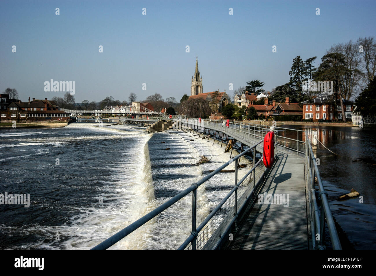 Weir à Marlow Marlow sur la Tamise dans le Buckinghamshire, Angleterre Banque D'Images