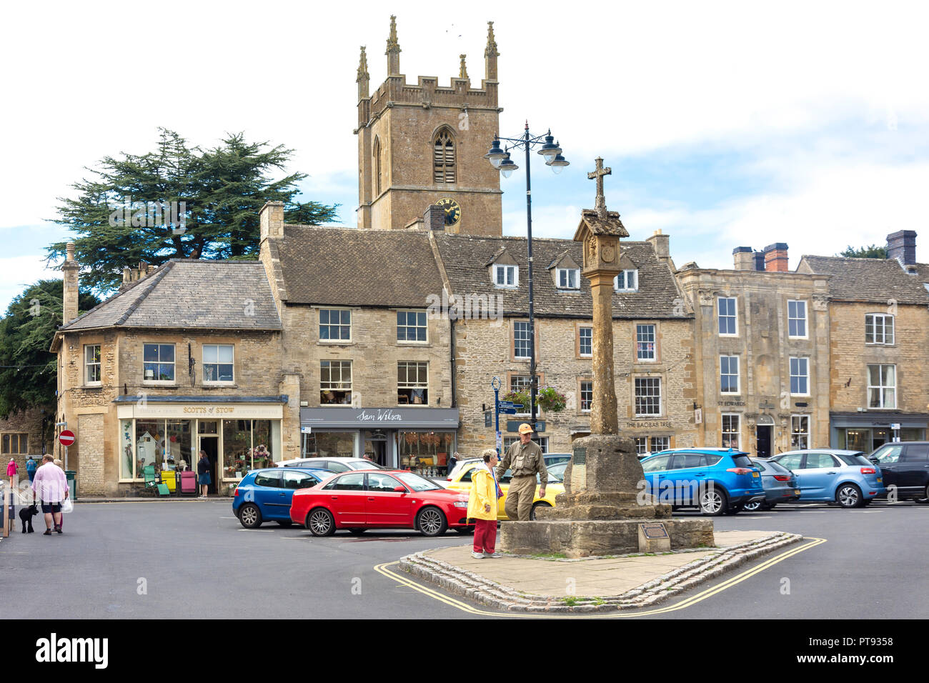 Croix-rouge et du Marché St Edward's tour de l'Église, Place du marché, Stow-on-the-Wold, Gloucestershire, Angleterre, Royaume-Uni Banque D'Images