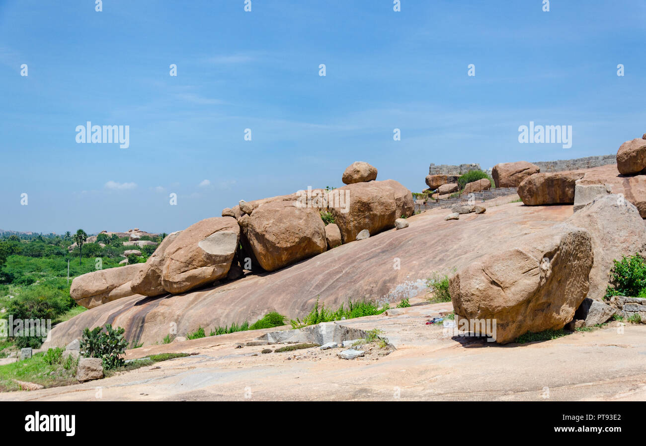 Énormes rochers près de Sasivekalu temple Ganesha Hampi, Karnataka, Inde. Banque D'Images