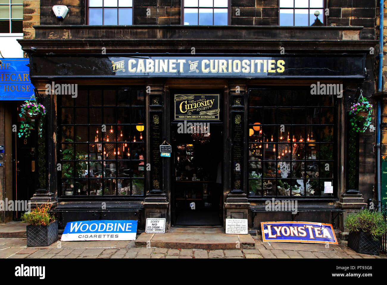 Le cabinet de curiosités, Main Street, Haworth, Keighley, Yorkshire, Angleterre ofrmerly l'ancienne Apothicairerie,Rose & Co Banque D'Images