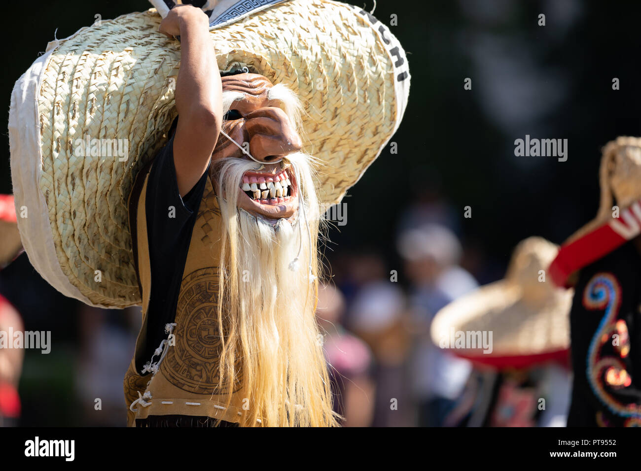 Washington, D.C., USA - 29 septembre 2018 : La Fiesta Mexicaine, Parade DC homme portant un masque de visage abstrait et d'un grand sombrero Banque D'Images