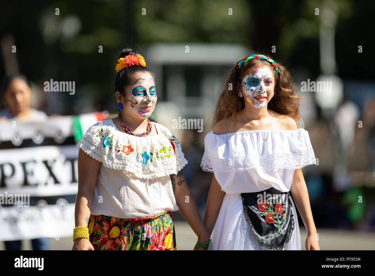 Washington, D.C., USA - 29 septembre 2018 : La Fiesta Mexicaine, Parade DC femme portant des vêtements traditionnels avec la peinture pour le visage comme crâne en sucre Banque D'Images