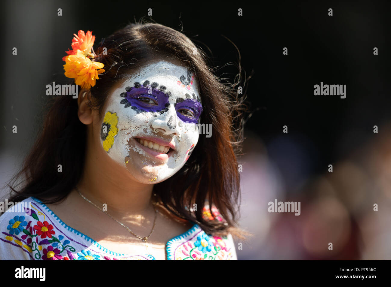Washington, D.C., USA - 29 septembre 2018 : La Fiesta Mexicaine, Parade DC femme portant des vêtements traditionnels avec la peinture pour le visage comme crâne en sucre Banque D'Images