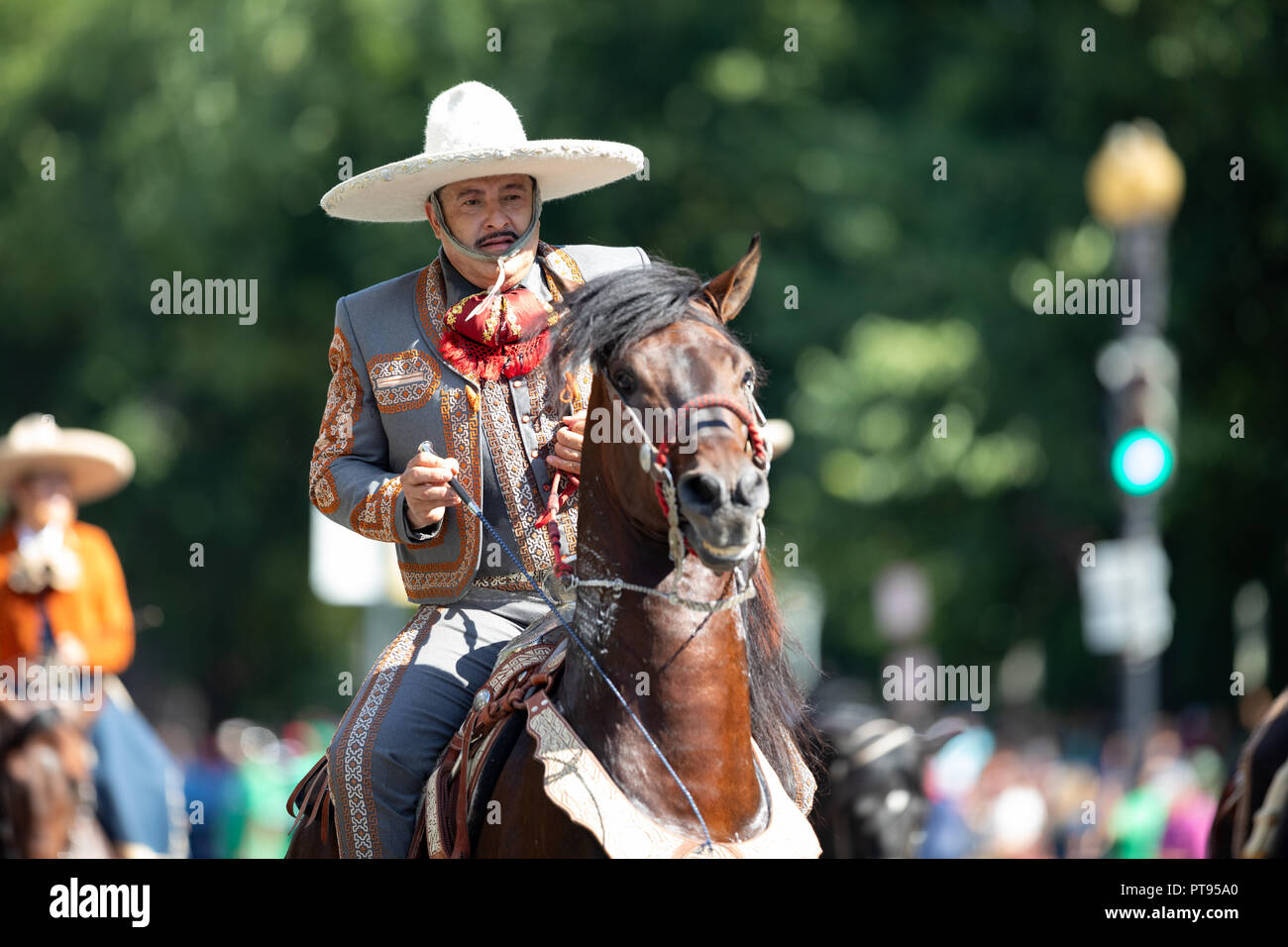 Washington, D.C., USA - 29 septembre 2018 : La Fiesta Mexicaine, Parade DC charro montant un cheval marchant dans la rue Banque D'Images