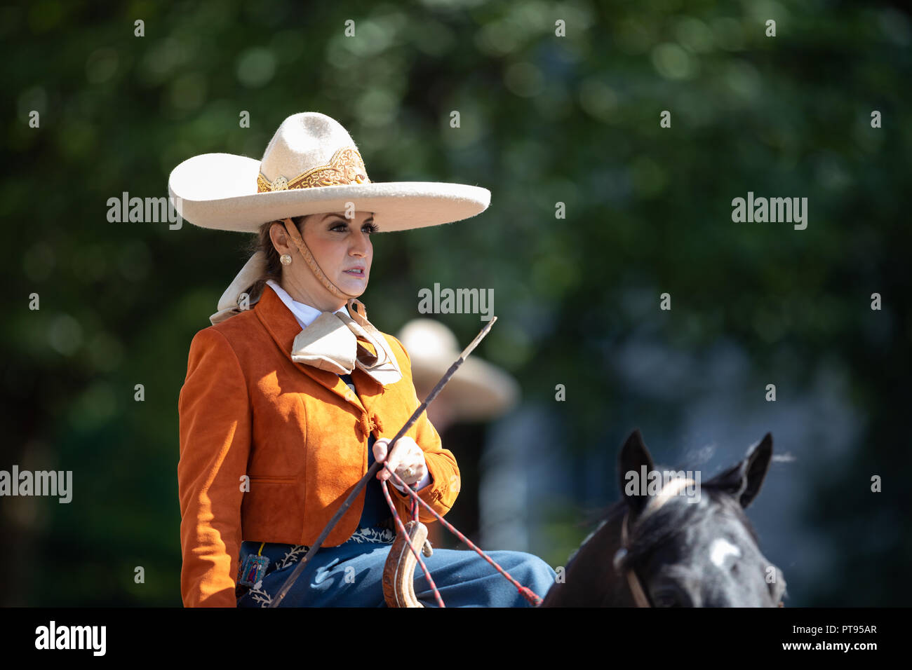 Washington, D.C., USA - 29 septembre 2018 : La Fiesta DC Parade, les femmes mexicaines charro montant un cheval marchant dans la rue Banque D'Images