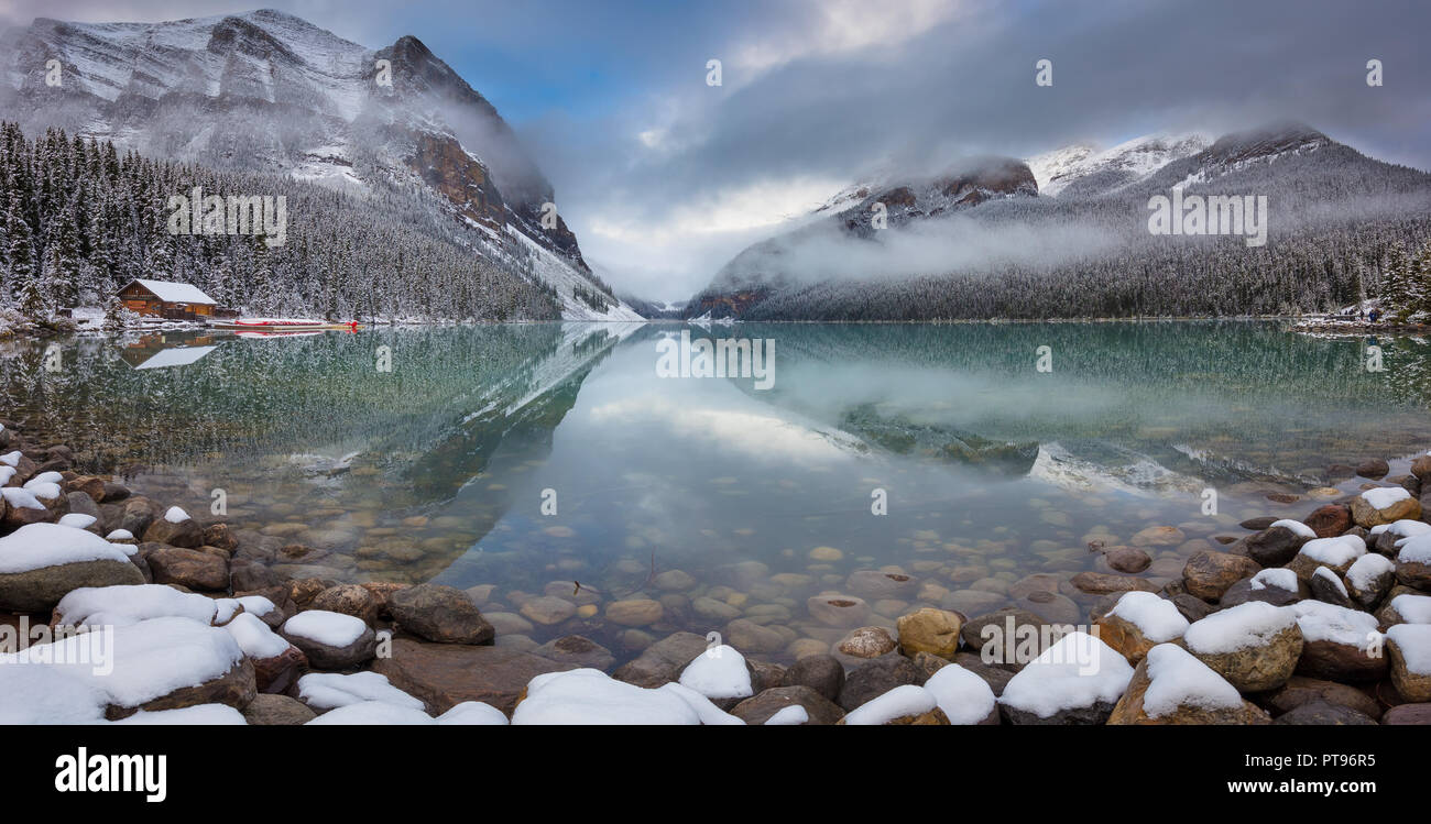 Lake Louise, nommé Lac des Petits poissons par le Nakota Stoney les peuples des Premières Nations, est un lac glaciaire dans le parc national de Banff en Alberta, Canada. Banque D'Images