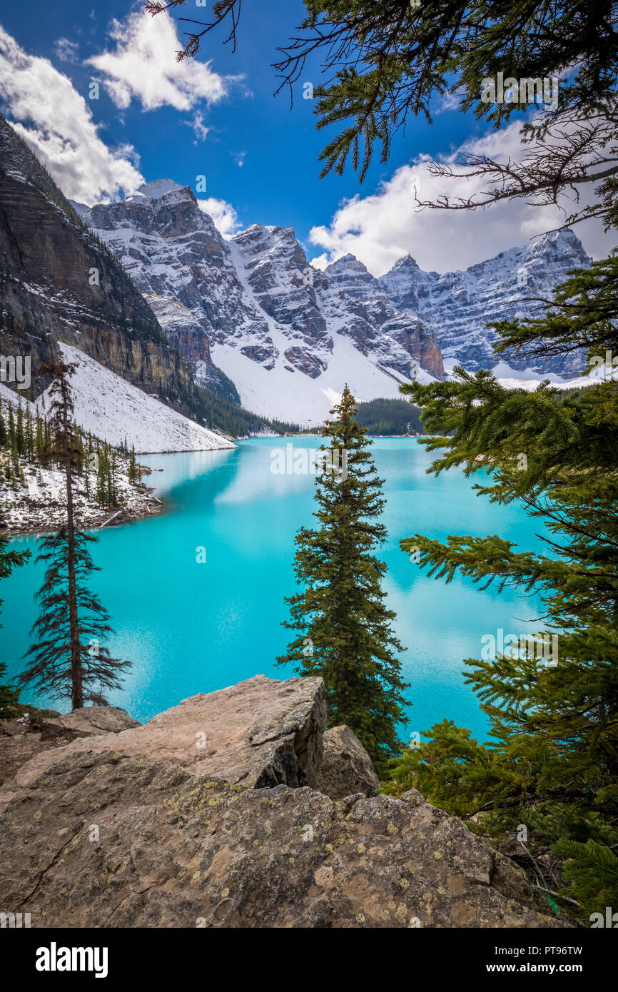 Le lac Moraine est un lac d'origine glaciaire dans le parc national de Banff, à 14 kilomètres (8,7 mi) à l'extérieur du village de Lake Louise, Alberta, Canada. Banque D'Images Le lac Moraine est un lac d'origine glaciaire dans le parc national de Banff, à 14 kilomètres (8,7 mi) à l'extérieur du village de Lake Louise, Alberta, Canada. Banque D'Images