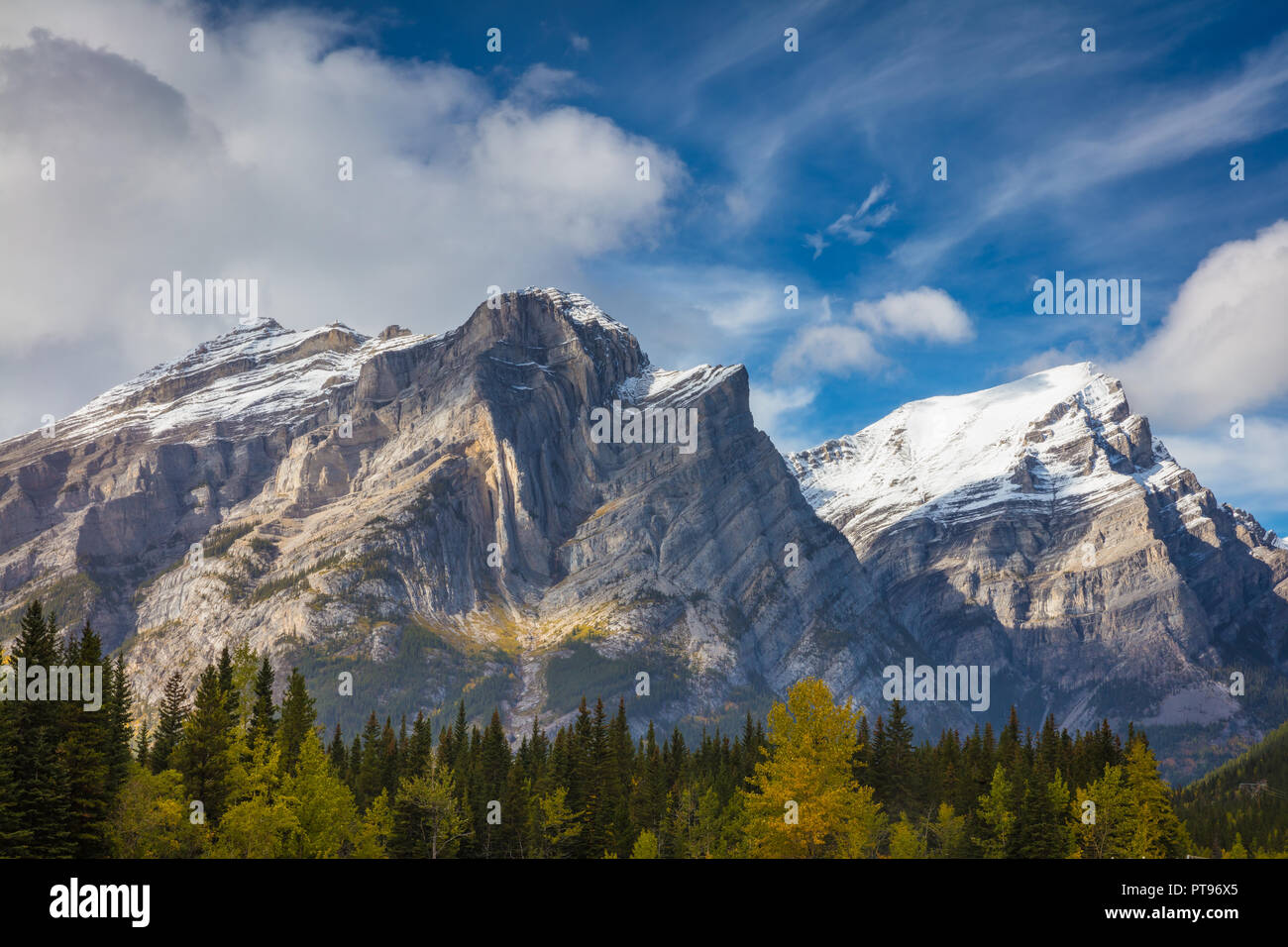 La région de Kananaskis est un système de stationnement situé à l'ouest de Calgary, Alberta, Canada dans les contreforts et les chaînons frontaux des Rocheuses canadiennes. Banque D'Images