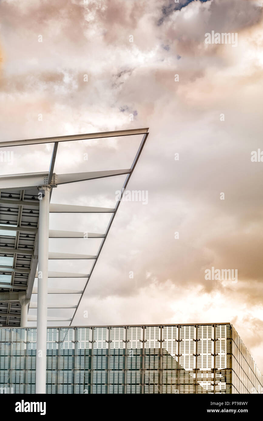 Architectural décoratif chant sur bâtiment moderne avec fond cloudscape au coucher du soleil. Banque D'Images