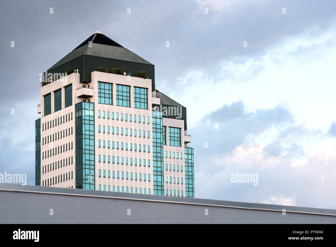 Haut de gratte-ciel moderne avec fond cloudscape. Banque D'Images