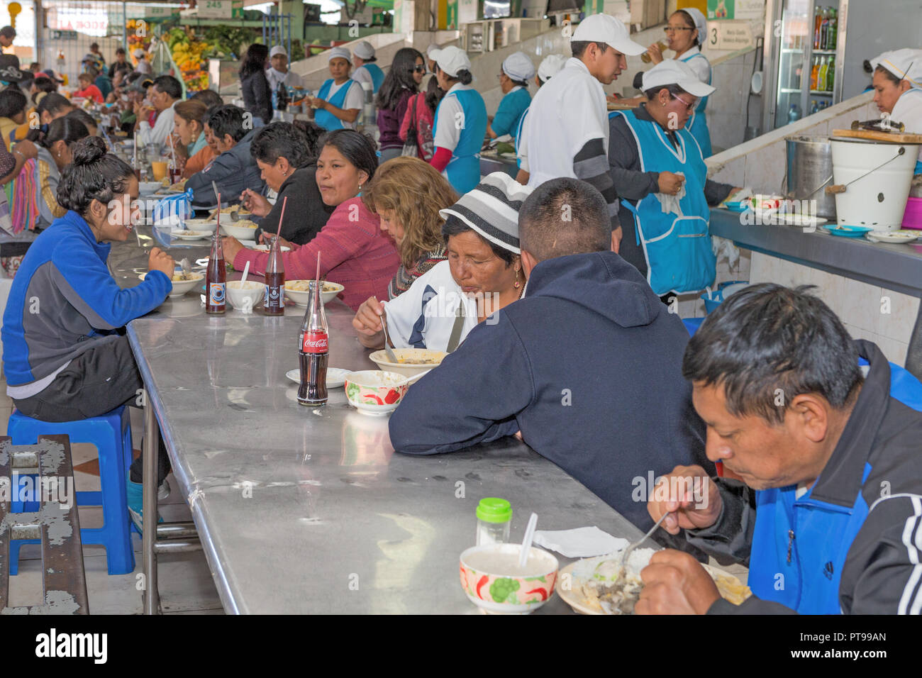 Saint Jean de Sangolqui marché alimentaire, l'Équateur, - table à manger Banque D'Images