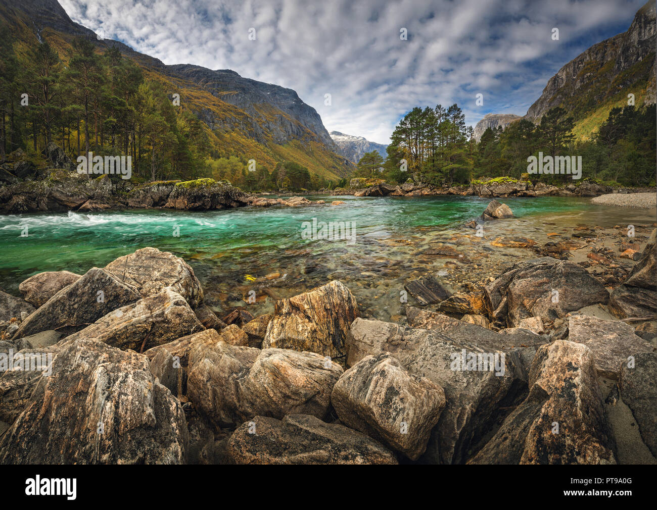 Dans la vallée de la rivière Rauma Romsdalen. Zone de montagnes Reinheimen au milieu de la Norvège. Banque D'Images