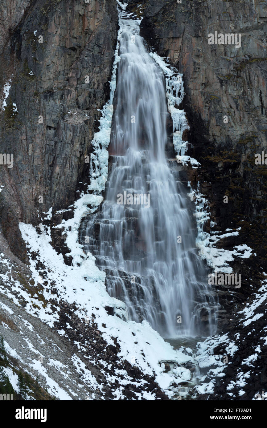 Dans Åmotan Linndalsfallet congélation cascade gorge, Trollheimen parc national en Norvège. Banque D'Images