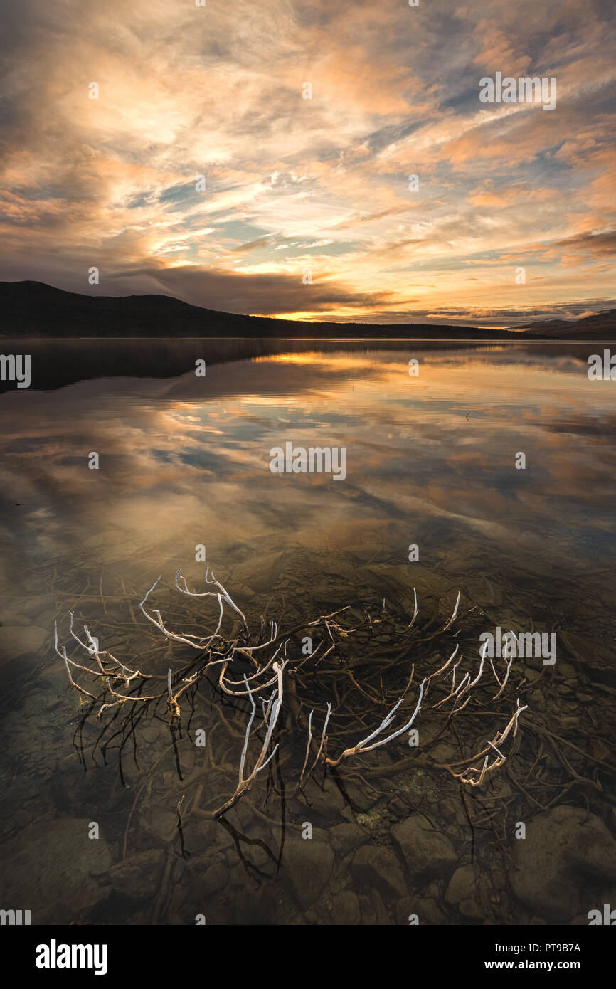 Heure du lever par le Hjerkinnsdammen dans le lac Dovrefjell-Sunndalsfjella nasional park. Le norvégien de l'automne. Banque D'Images