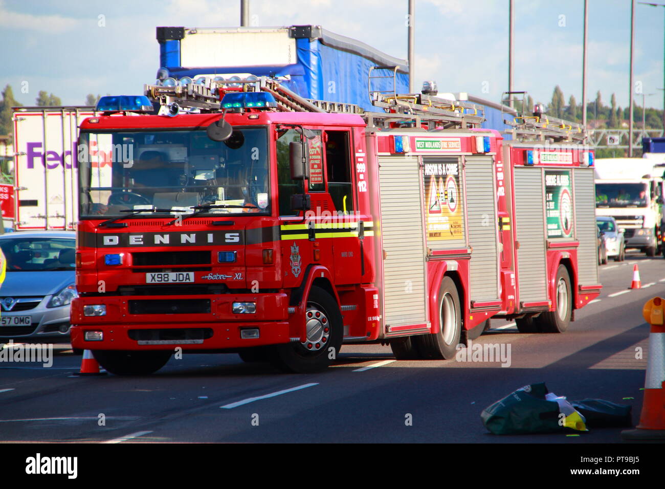 Dennis Incendie de Midlands de l'incendie et de secours de quitter les lieux d'un accident impliquant un camion sur l'autoroute M6 à Birmingham Banque D'Images