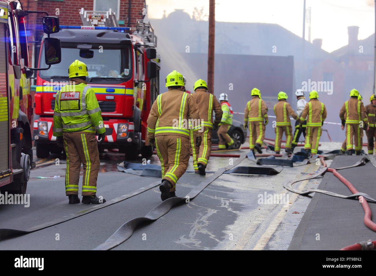 Pompiers en action sur les lieux d'un incendie à Castleford , West Yorkshire Banque D'Images