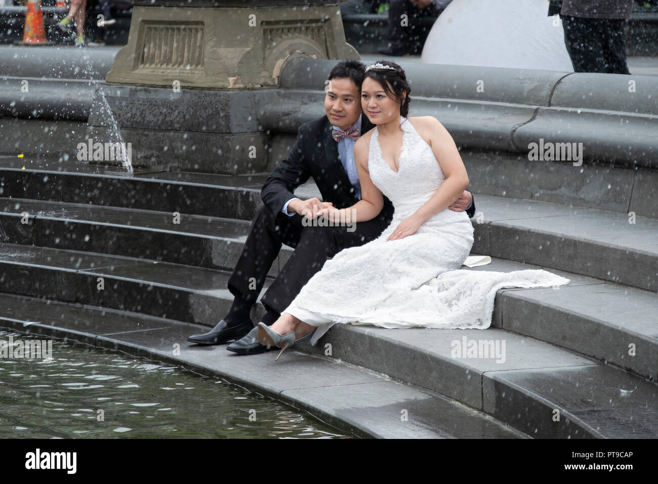 Un joli couple Américain asiatique pose pour photos à Washington Square Park à Greenwich Village, New York City. Banque D'Images
