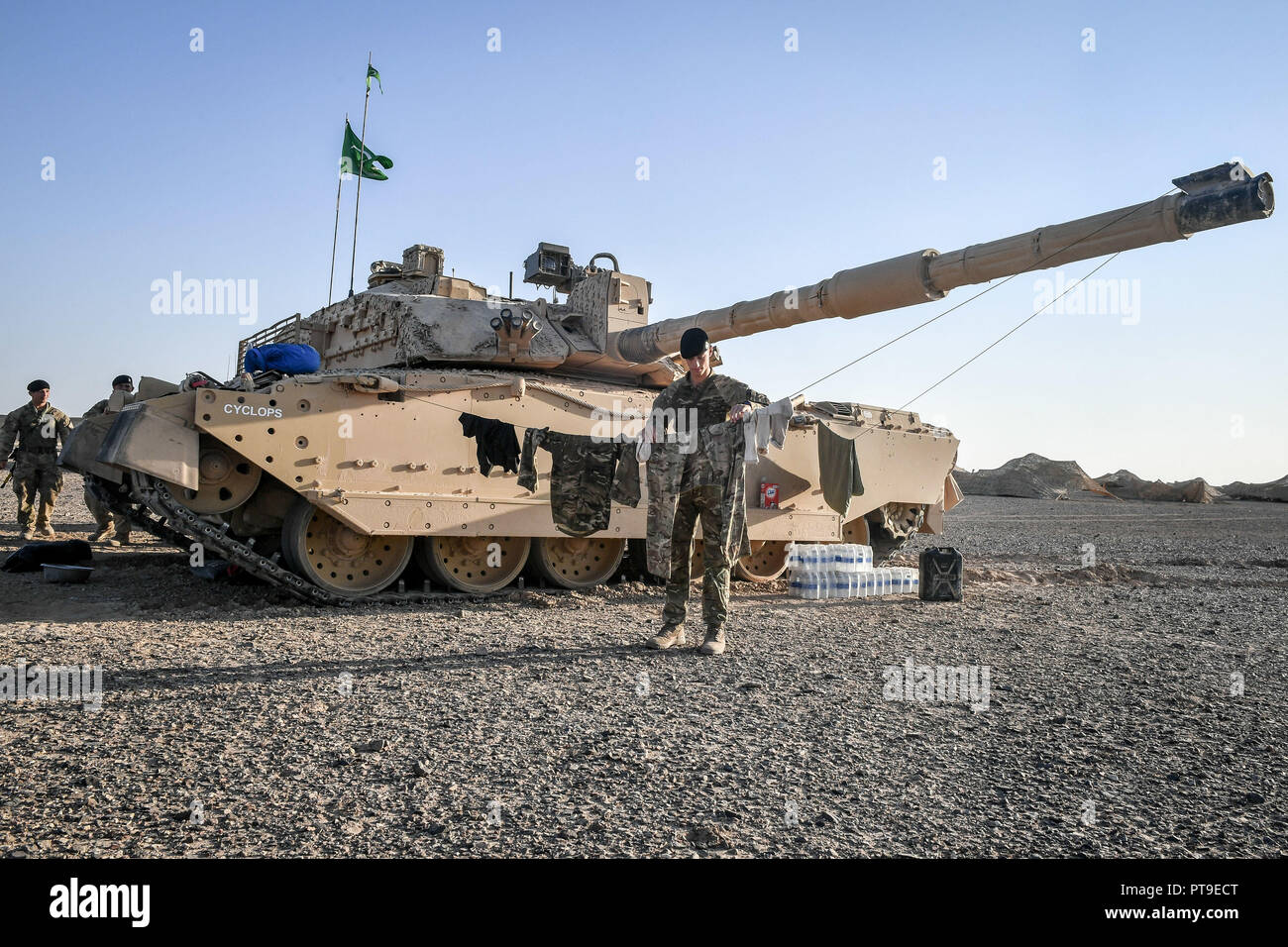 Un soldat du Royal Tank Regiment se bloque a la ligne de fortune sur son char de combat principal CHALLENGER II dans le désert d'Oman, où les forces britanniques prennent part à un mois de l'exercice, Saif Sareea 3. Banque D'Images