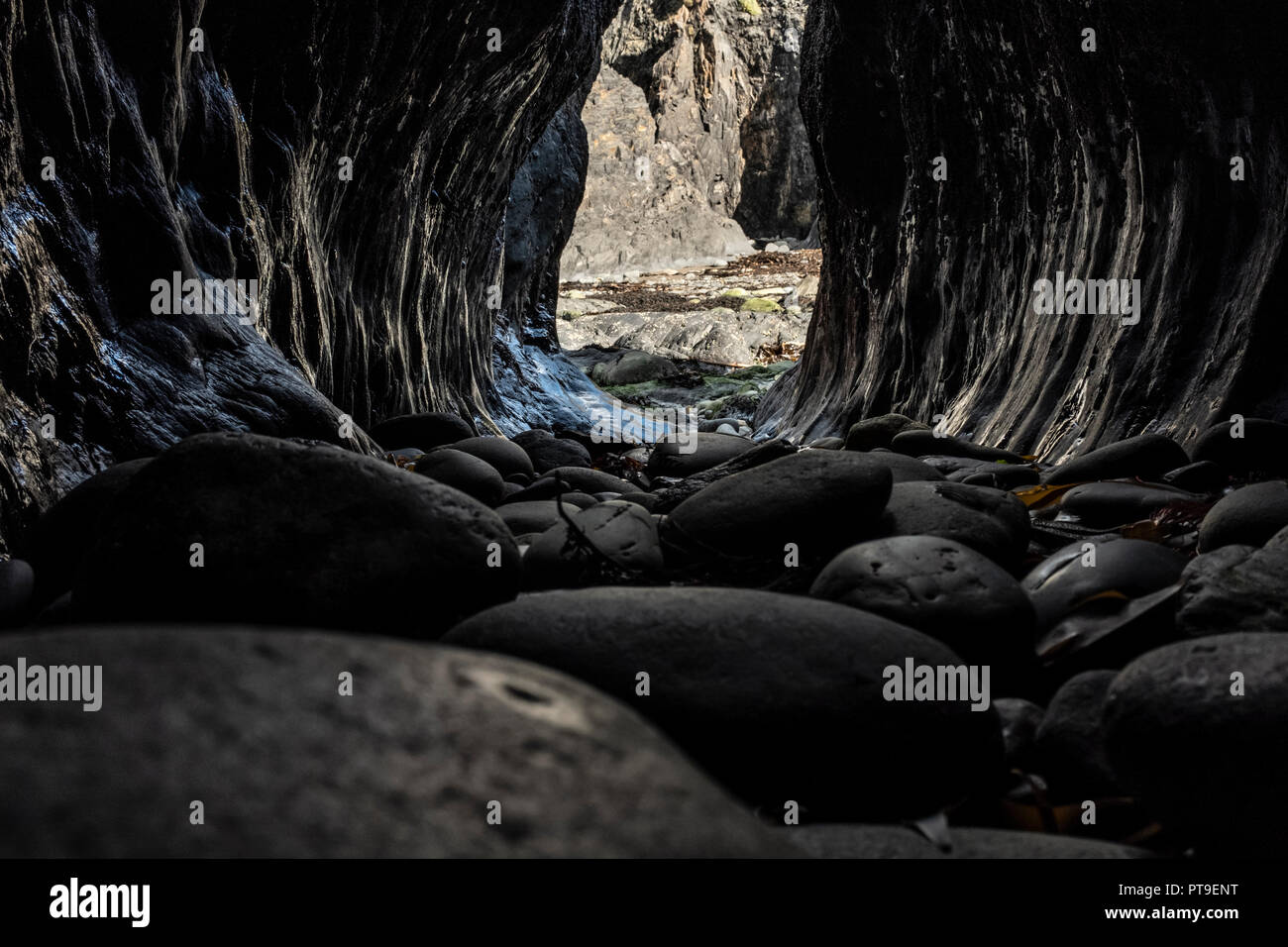 À l'intérieur d'une vague fissure dans la roche érodée à Trevine bay, Pembrokeshire, Pays de Galles. Banque D'Images