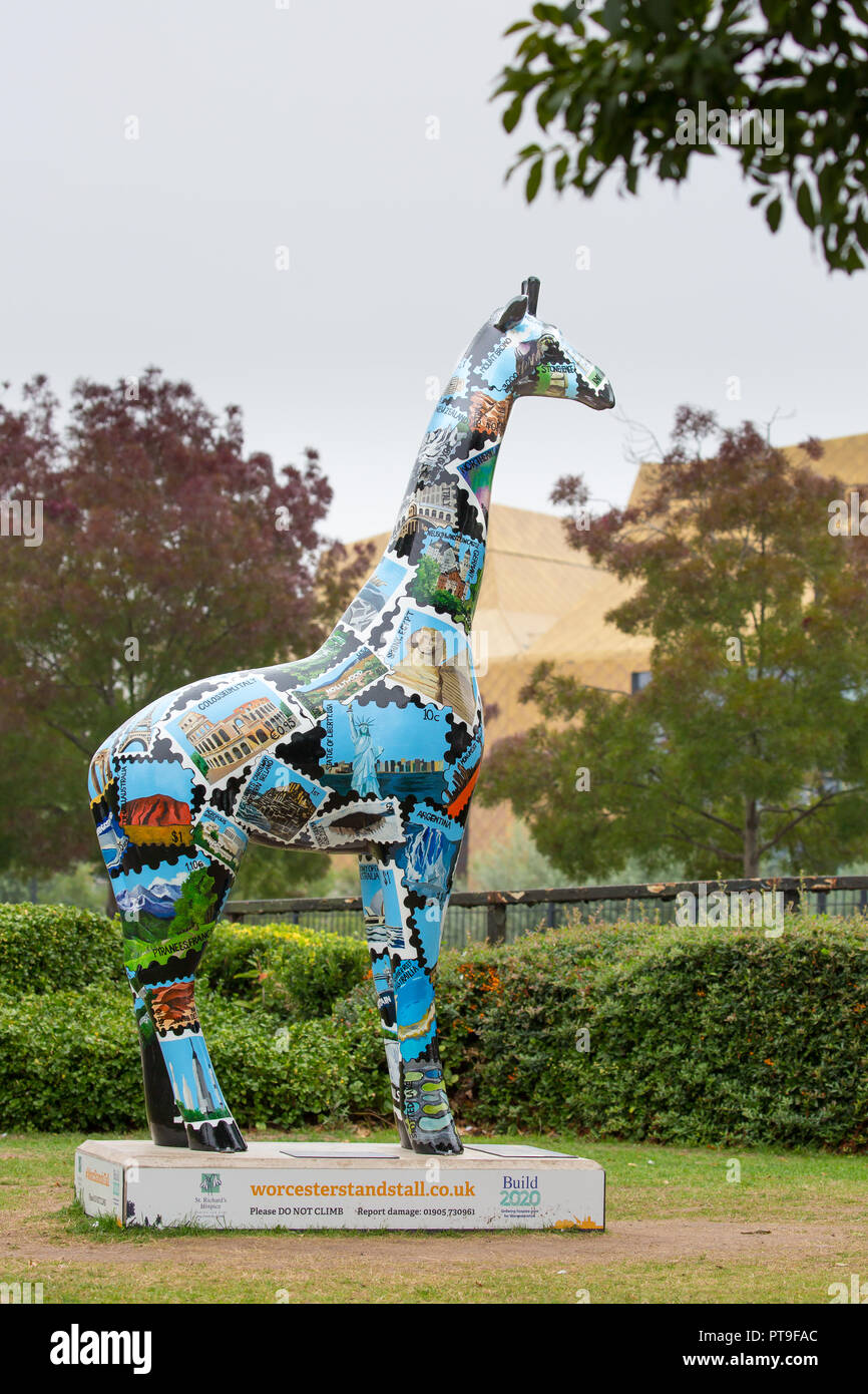 Girafe décoration sur écran, près de la Ruche, centre-ville : Worcester se dresse fièrement la levée de fonds pour la campagne St Richard's Hospice appel. Banque D'Images