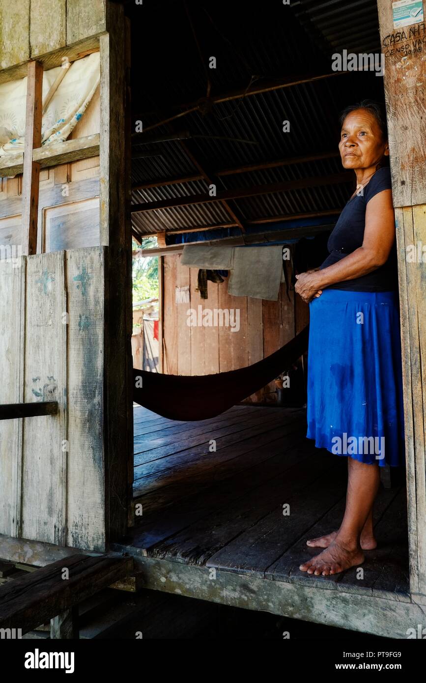 Macédoine, l'Amazonie / Colombie - MAR 15 2016 : membre de la tribu locale ticuna dame attendant à l'extérieur de sa maison Banque D'Images