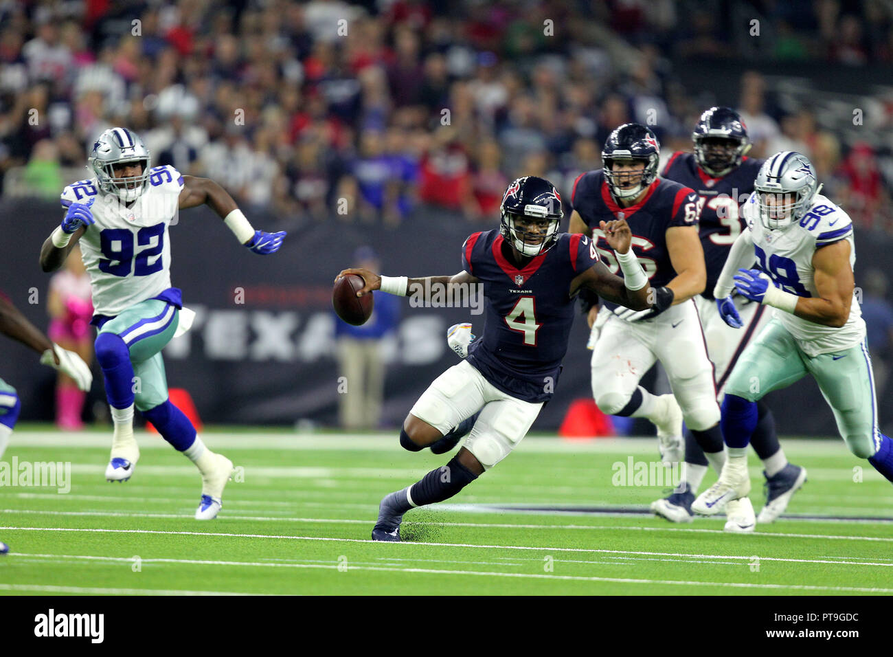 Houston, Texas, USA. 7 Oct, 2018. Le quart-arrière des Houston Texans Deshaun Watson (4) s'étend sur un quart-arrière vers bousculade au cours du premier trimestre de la saison régulière de la NFL entre le jeu et le Houston Texans à Dallas Cowboys Stadium NRG à Houston, TX, le 7 octobre 2018 Crédit : Erik Williams/ZUMA/Alamy Fil Live News Banque D'Images