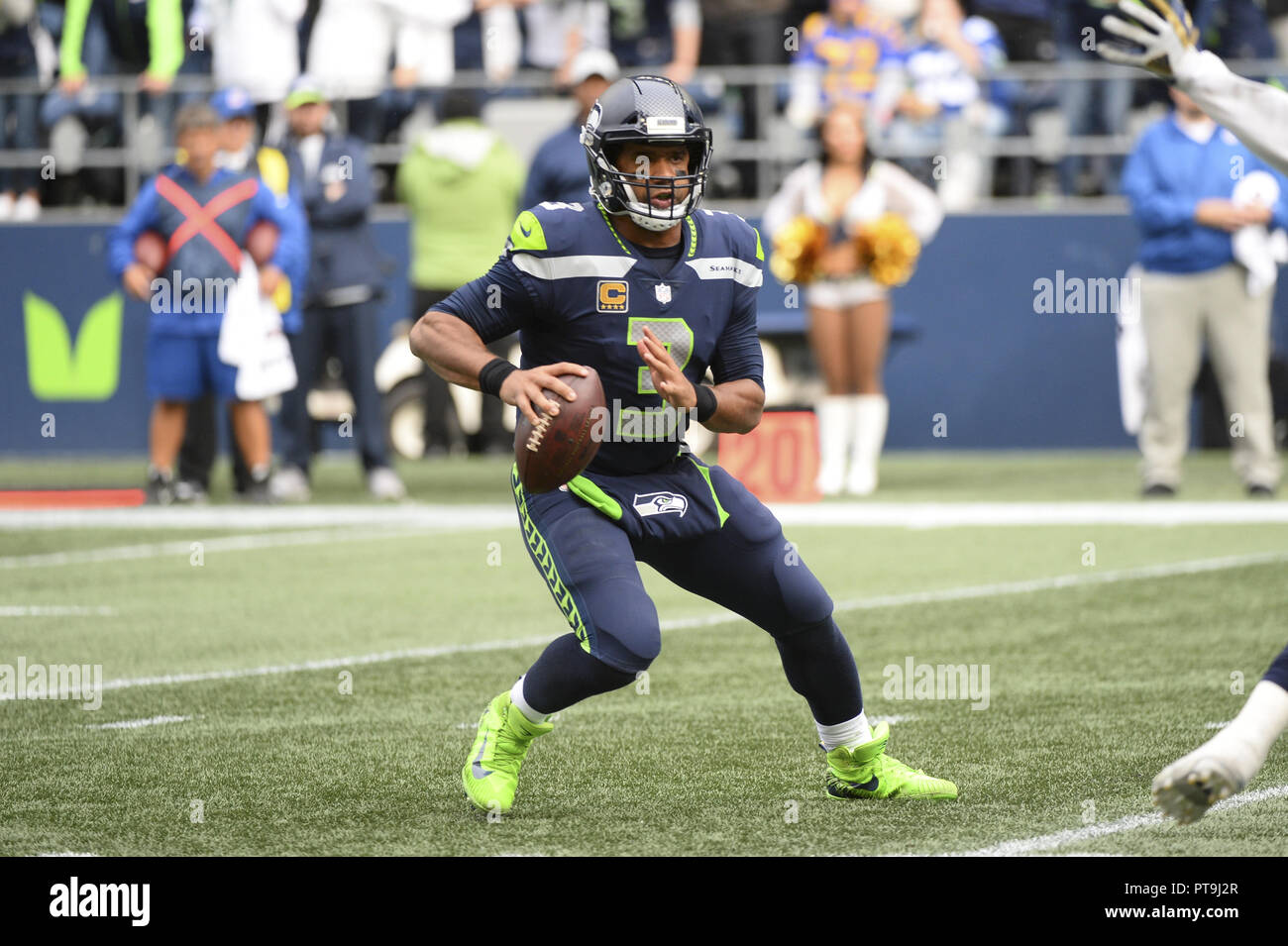 Seattle, Washington, USA. 7 Oct, 2018. Quarterback RUSSELL WILSON (3) crypte de la poche que le Los Angeles Rams jouer les Seattle Seahawks dans un jeu à l'Ouest NFC Siècle Lien Field à Seattle, WA. Crédit : Jeff Halstead/ZUMA/Alamy Fil Live News Banque D'Images