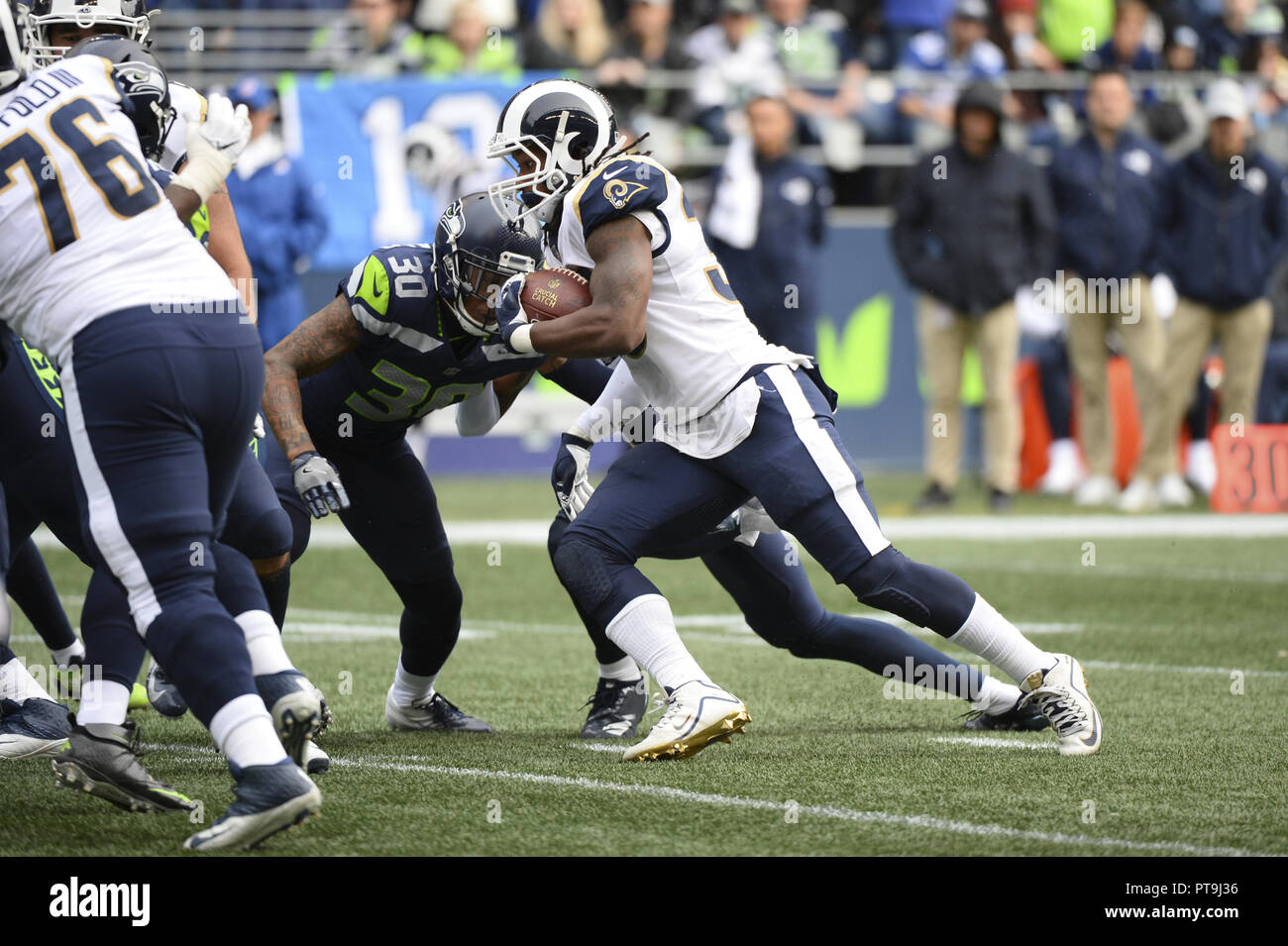 Seattle, Washington, USA. 7 Oct, 2018. TODD GURLEY III (30) exécute la balle contre les Seattle Seahawks que le Los Angeles Rams jouer les Seattle Seahawks dans un jeu à l'Ouest NFC Siècle Lien Field à Seattle, WA. Crédit : Jeff Halstead/ZUMA/Alamy Fil Live News Banque D'Images