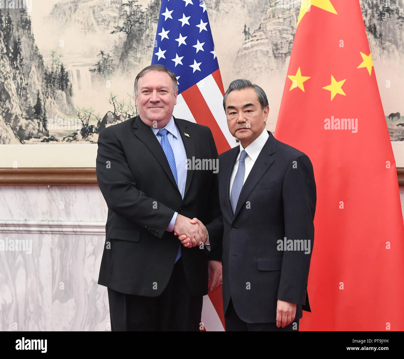 Beijing, Chine. 8 octobre, 2018. Le Conseiller d'Etat chinois et le ministre des Affaires étrangères Wang Yi (R) se réunit avec les visites du secrétaire d'État des États-Unis, Mike Pompeo à Beijing, capitale de Chine, le 8 oct., 2018. Credit : Shen Hong/Xinhua/Alamy Live News Banque D'Images