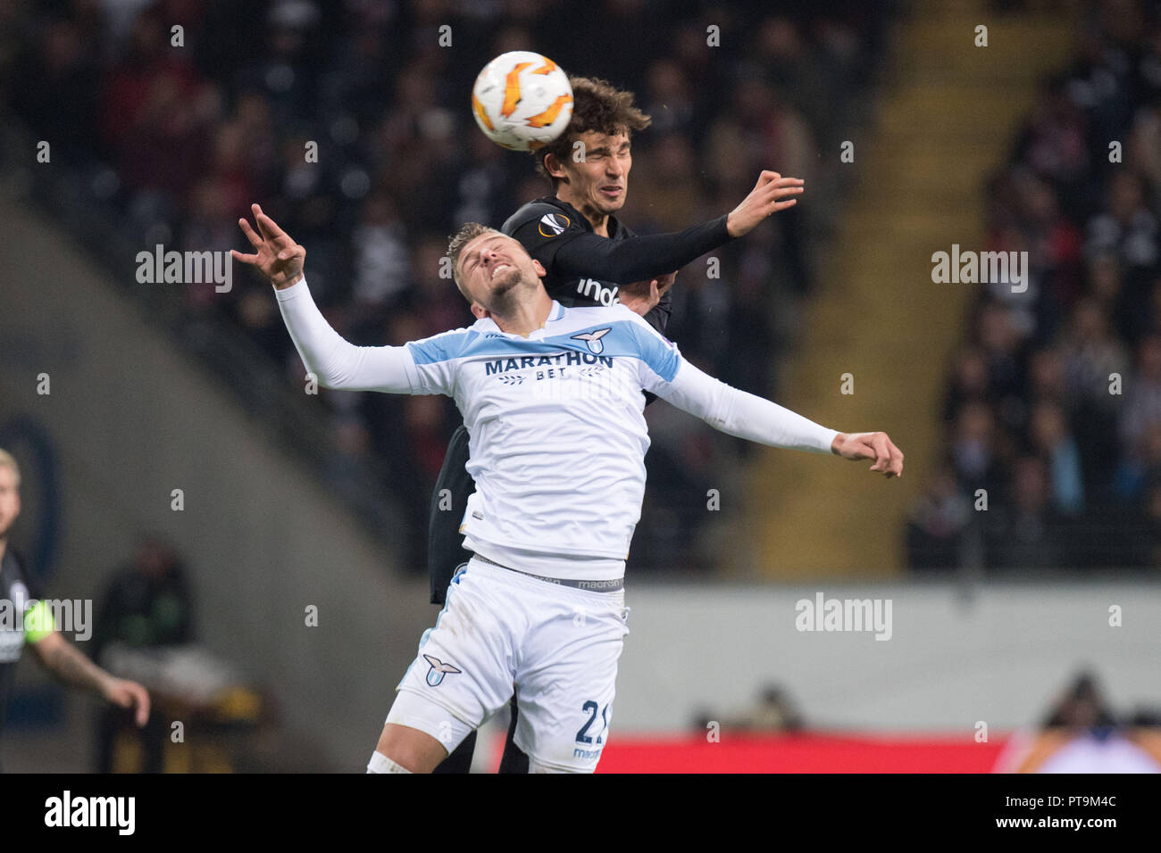 Lucas TORRO (hi., F) et Sergej MILINKOVIC-SAVIC (Lazio), Action, Duel, Duel, la position de la Ligue Europa de football, Groupe étape, le groupe H, 2 journée, Eintracht Frankfurt (F) - Latium (Lazio) 4 : 1, le 04.10.2018 à Francfort / Allemagne. Dans le monde d'utilisation | Banque D'Images