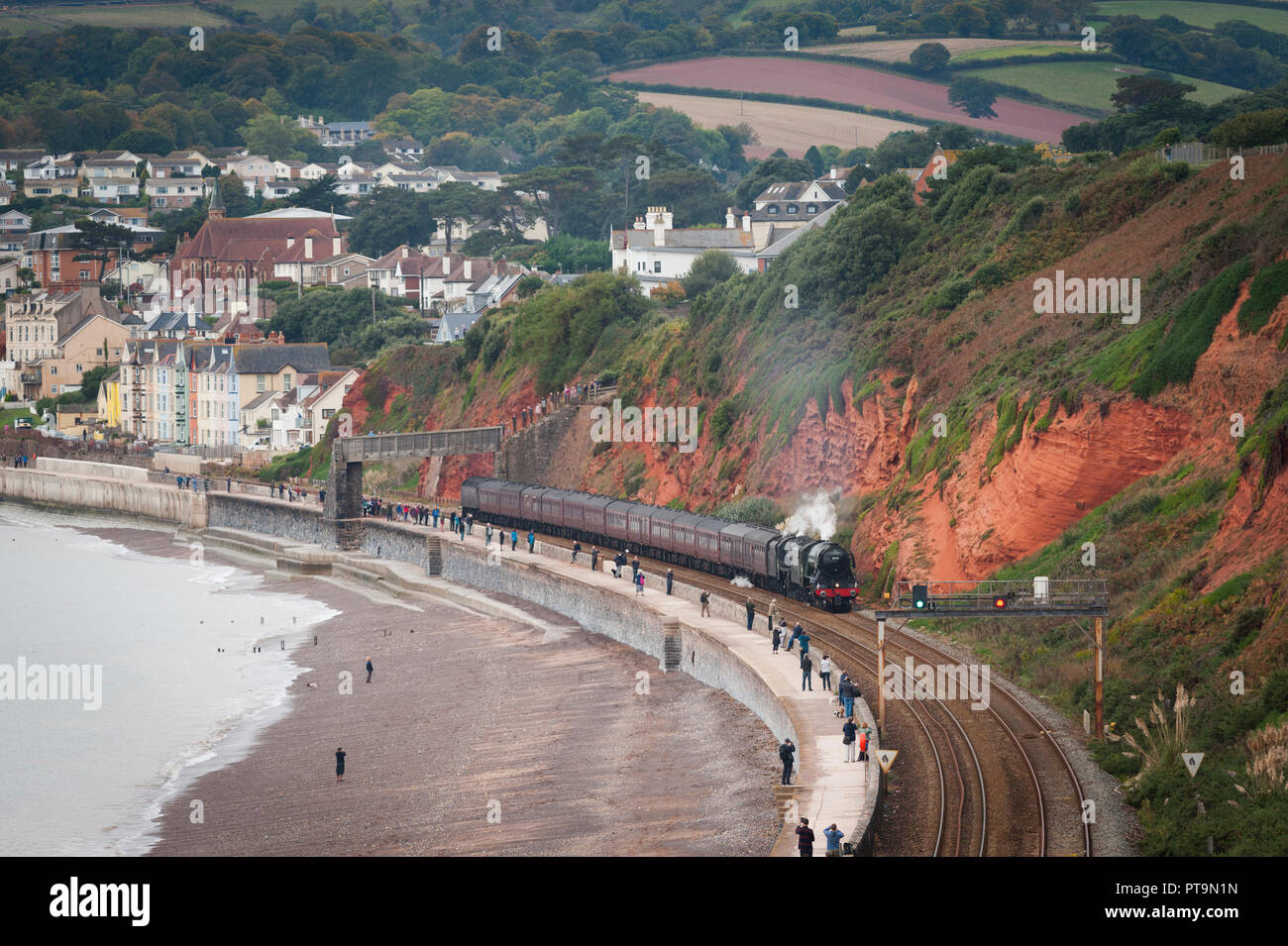 Exmouth, Devon, UK. 8 octobre, 2018. La classe du Pacifique Flying Scotsman 60103 Stanier et cinq locomotives à vapeur noir 44871 tirer un train le long du front de mer à Exmouth, Devon, UK. Credit : Theo Moye/Alamy Live News Banque D'Images