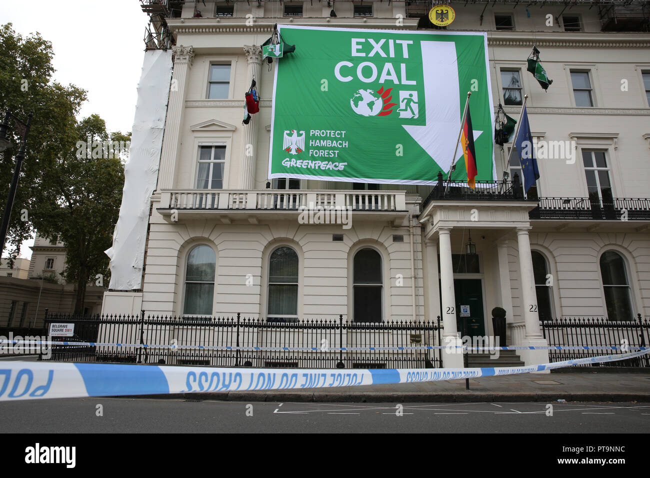 Belgrave Square, Londres, 8 Oct 2018. Le jour où les scientifiques de l'ONU délivré leur avertissement plus encore de la menace du changement climatique, cinq militants de Greenpeace ont grimpé l'ambassade est situé au cœur de Belgravia et déroulé une banderole de 8 mètres x 10 Lire "QUITTER" DU CHARBON. Les manifestants réclament aussi "Protéger la forêt de Hambach', un différend à propos de la destruction potentielle de Hambacher Forst grâce à l'exploitation minière de charbon à ciel ouvert qui a fait les manchettes depuis plusieurs semaines. Credit : Imageplotter News et Sports/Alamy Live News Banque D'Images