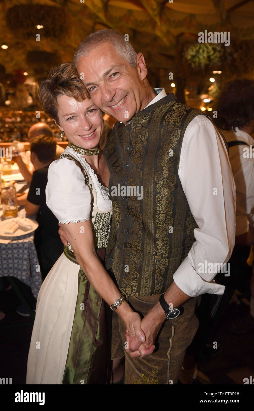 Munich, Bavière. 07Th Oct, 2018. Michael Möller, directeur de la brasserie Hofbräu, et son épouse Irmgard peut être vu dans le Hofbräuzelt à la fête le dernier jour de la Wiesn au Kehraus. Le plus grand festival de musique folklorique dans le monde a duré du 22.09. au 07.10.2018. Crédit : Felix Hörhager/dpa/Alamy Live News Banque D'Images