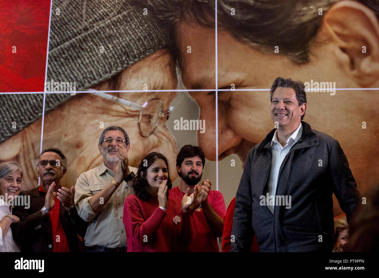 07 octobre 2018, le Brésil, Rio de Janeiro : Fernando Haddad (r), candidat à l'élection présidentielle de l'aile gauche du parti travailliste, parle après l'annonce des premiers résultats de l'élection lors d'une conférence de presse. Bolsonaro populistes de droite a clairement remporté le premier tour de l'élection présidentielle au Brésil. L'ex-militaire a obtenu 46,70 pour cent des voix, comme l'a annoncé le bureau des élections de dimanche 07.10.2018 Après le dépouillement de presque tous les urnes. En deuxième place a été Fernando Haddad de la gauche du Parti des travailleurs avec 28,37  % des voix. Les deux premiers joueurs seront m Banque D'Images