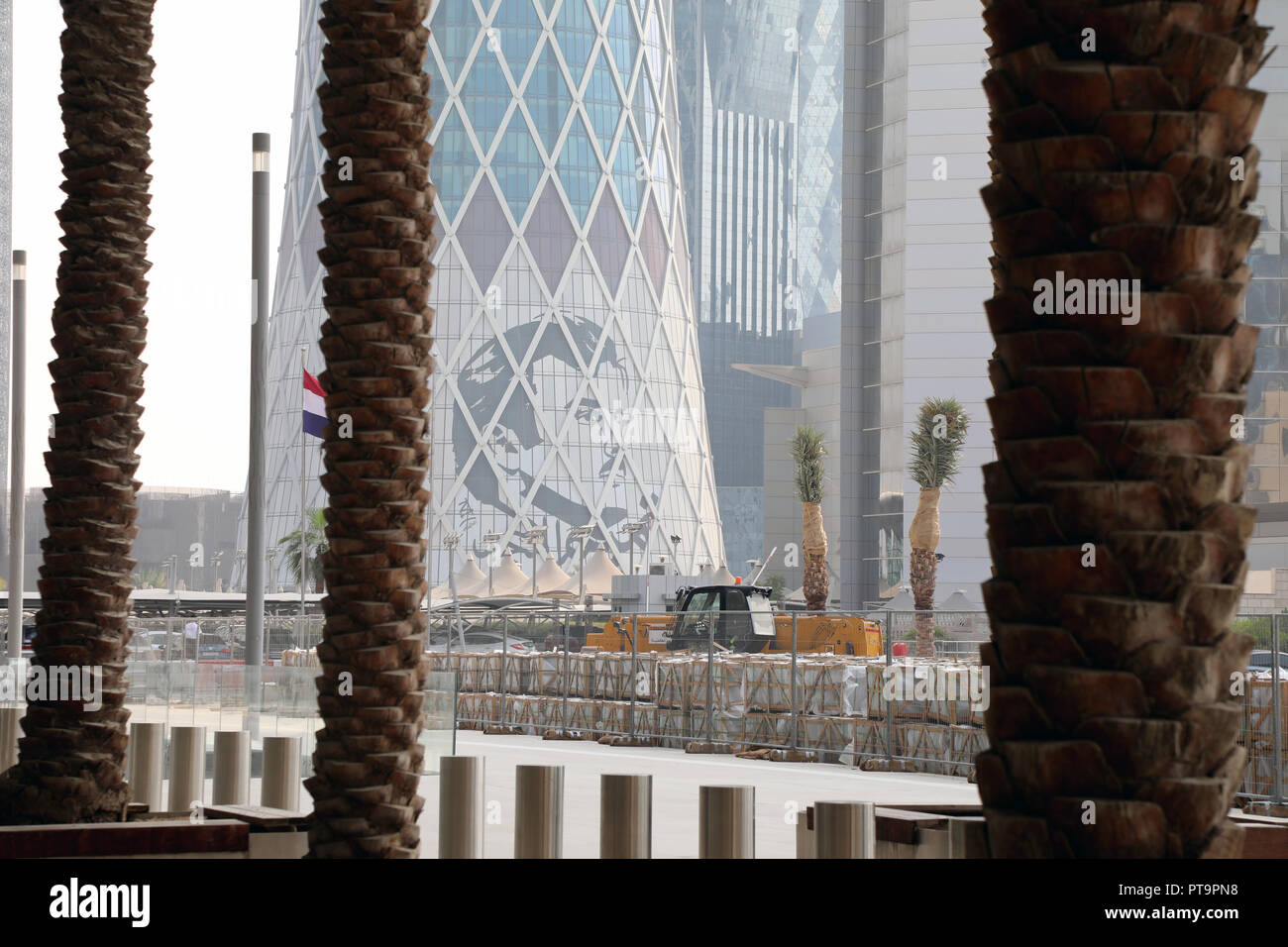 / Qatar Doha - Octobre 8, 2018 : une image styalised de Cheikh Tamim bin Hamad al Thani créé par Ahmed Almaadheed sur le côté d'un immeuble dans le centre de Doha Crédit : Dominic Dudley/Alamy Live News Banque D'Images