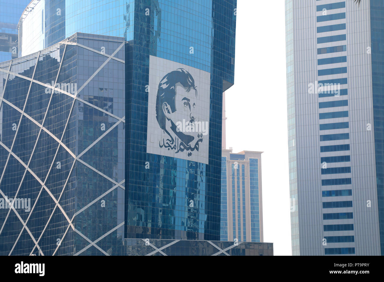 / Qatar Doha - Octobre 8, 2018 : une image styalised de Cheikh Tamim bin Hamad al Thani créé par Ahmed Almaadheed sur le côté d'un immeuble dans le centre de Doha Banque D'Images