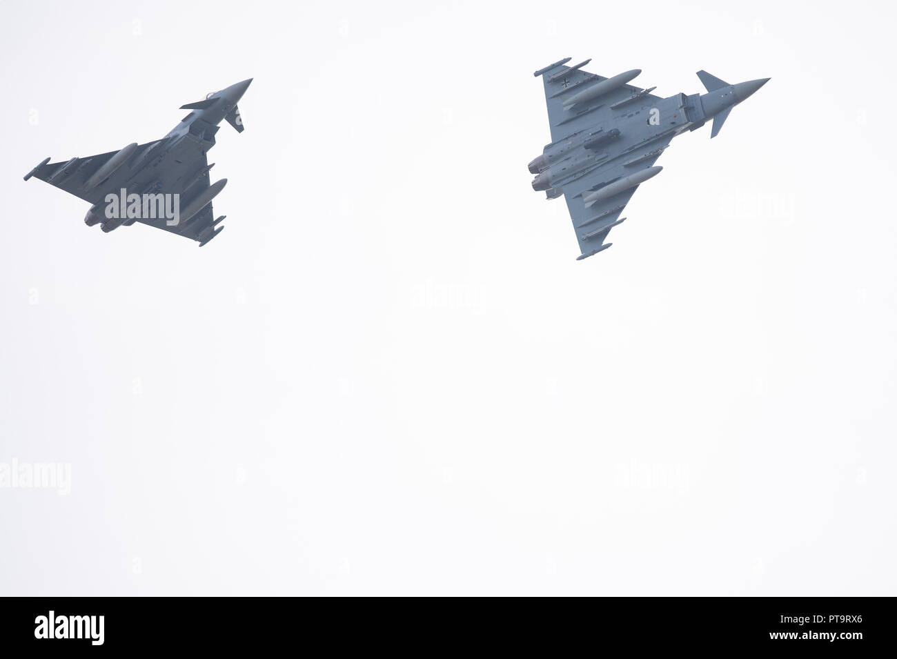 Laage, Allemagne. 08 octobre 2018, Mecklembourg-Poméranie-Occidentale, Laage : Deux Eurofighter de l'Armée de l'Air '31 Escadron Boelcke' de Nörvenich volent au-dessus de la base aérienne de la Force aérienne tactique 73 Escadron 'Steinhoff' dans Rostock-Laage avant l'atterrissage. Ils ne participent à un exercice à effectuer du 8 au 19 octobre dans le nord et l'Est de l'Allemagne et les zones maritimes adjacentes. ment l'Armée de l'air pour répondre aux crises de crédit photo : dpa de la force de l'alliance/Alamy Live News Banque D'Images