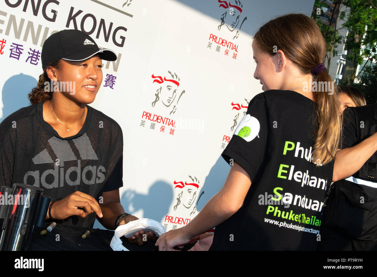 Hong Kong, Chine. 8Th Oct 2018.US Open en titre de champion des femmes, Naomi Osaka, rencontre la presse et les fans à la Prudential Hong Kong Tennis Open malgré son retrait de la compétition en raison d'une blessure au dos. Le monde no6 espère le préjudice subi à Beijing avec récupérer suffisamment pour l'open de Singapour. Jayne Russell/ Alamy vivre le sport Crédit : Jayne Russell/Alamy Live News Banque D'Images