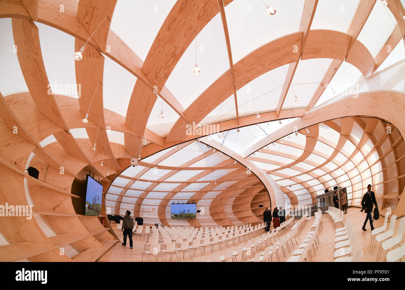 08 octobre 2018, Hessen, Frankfurt_Main : Les derniers préparatifs auront lieu sur l'Agora du parc des expositions de Francfort dans le nouveau pavillon de Francfort. Le plus grand book show aura lieu du 10 au 14 octobre. Photo : Arne Dedert/dpa Banque D'Images