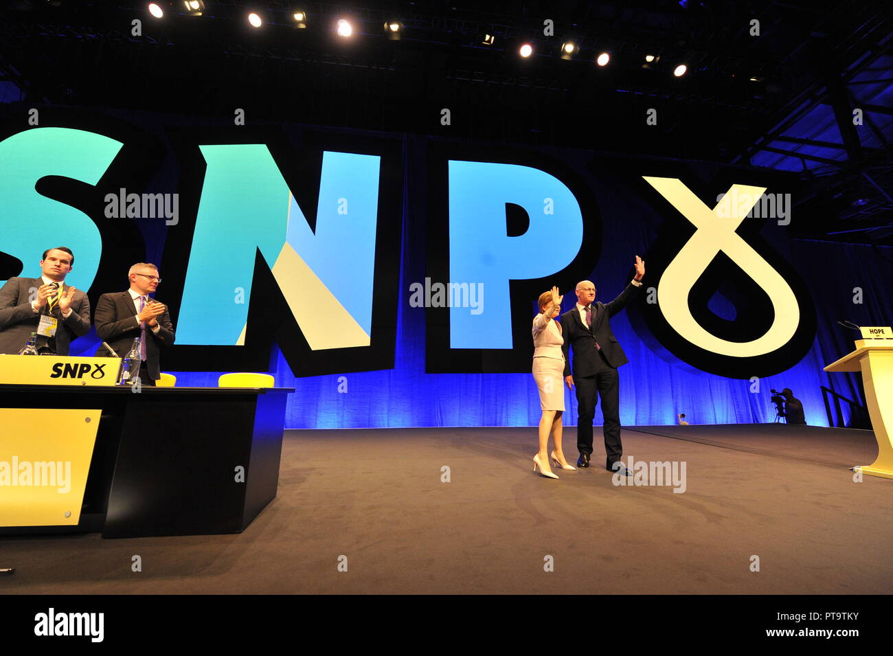 Glasgow, Royaume-Uni. 8 octobre 2018. Premier ministre Nicola Sturgeon & John Swinney MSP - Vice-premier ministre et secrétaire du Cabinet de l'éducation et des compétences à la conférence à la Glasgow SECC. Crédit : Colin Fisher/Alamy Live News Banque D'Images