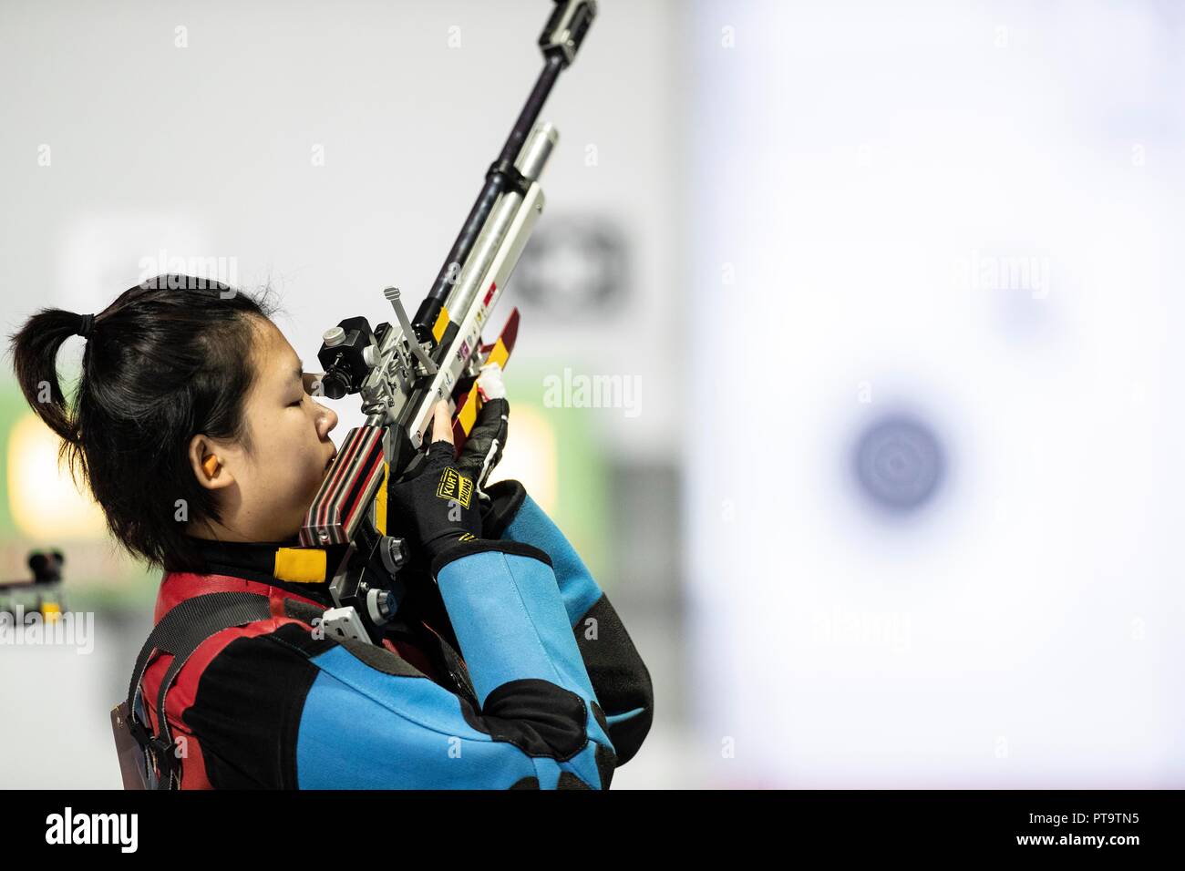 (181008) -- BUENOS AIRES, 8 octobre 2018 (Xinhua) -- de la concurrence de la Chine Wang Zeru durant la qualification de women's 10m carabine à l'été 2018 Jeux Olympiques de la jeunesse à Buenos Aires, capitale de l'Argentine, 8 octobre 2018. (Xinhua/Li Ming) Banque D'Images