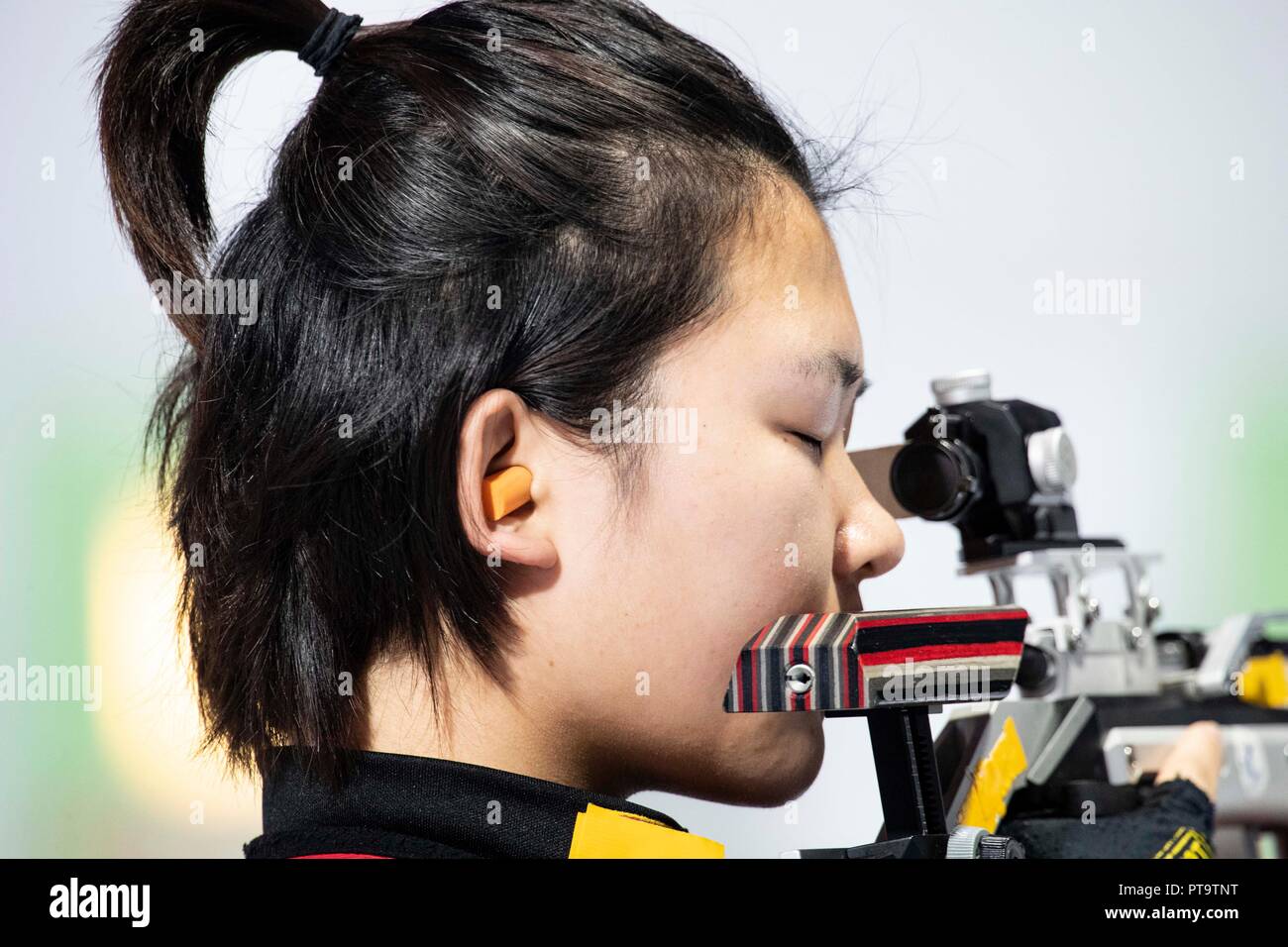 (181008) -- BUENOS AIRES, 8 octobre 2018 (Xinhua) -- de la concurrence de la Chine Wang Zeru durant la qualification de women's 10m carabine à l'été 2018 Jeux Olympiques de la jeunesse à Buenos Aires, capitale de l'Argentine, 8 octobre 2018. (Xinhua/Li Ming) Banque D'Images