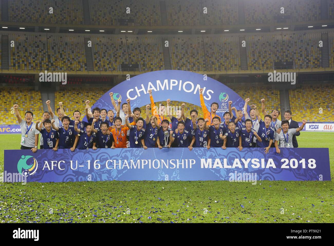 Les joueurs du Japon célébrer avec le trophée après avoir remporté le championnat U-16 de l'AFC 2018 match final entre le Japon 1-0 le Tadjikistan au Stade national Bukit Jalil à Kuala Lumpur, Malaisie, le 7 octobre 2018. Credit : AFLO/Alamy Live News Banque D'Images