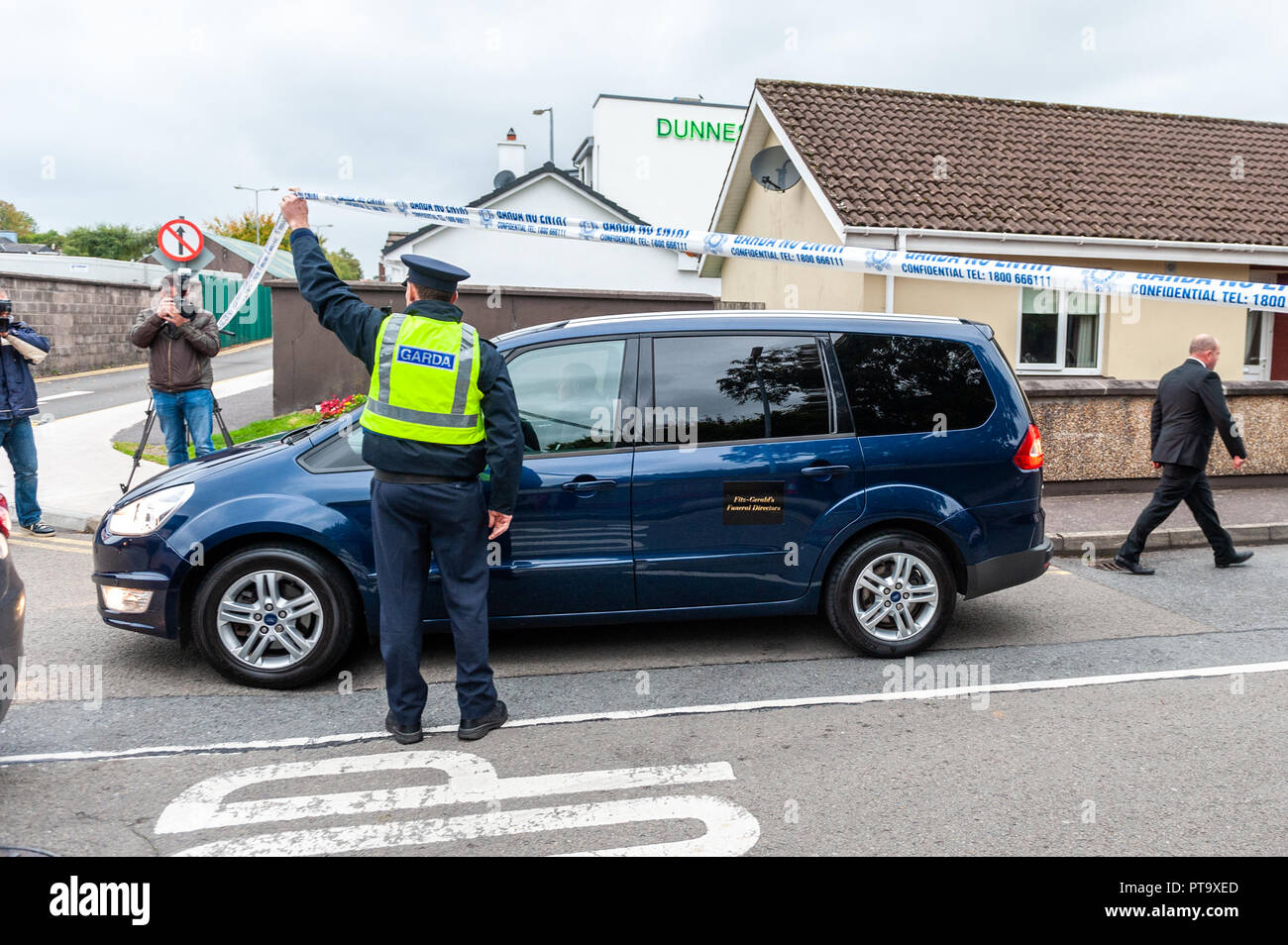 Macroom, West Cork, Irlande. 8 octobre 2018. Les personnes sous-intentées locales arrivent pour emporter le corps de la victime du meurtre qui a été mortellement poignardée dans les premières heures de ce matin. La victime du meurtre a été nommée localement Timmy Foley, 44 ans. Crédit : AG News/Alay Live News. Banque D'Images