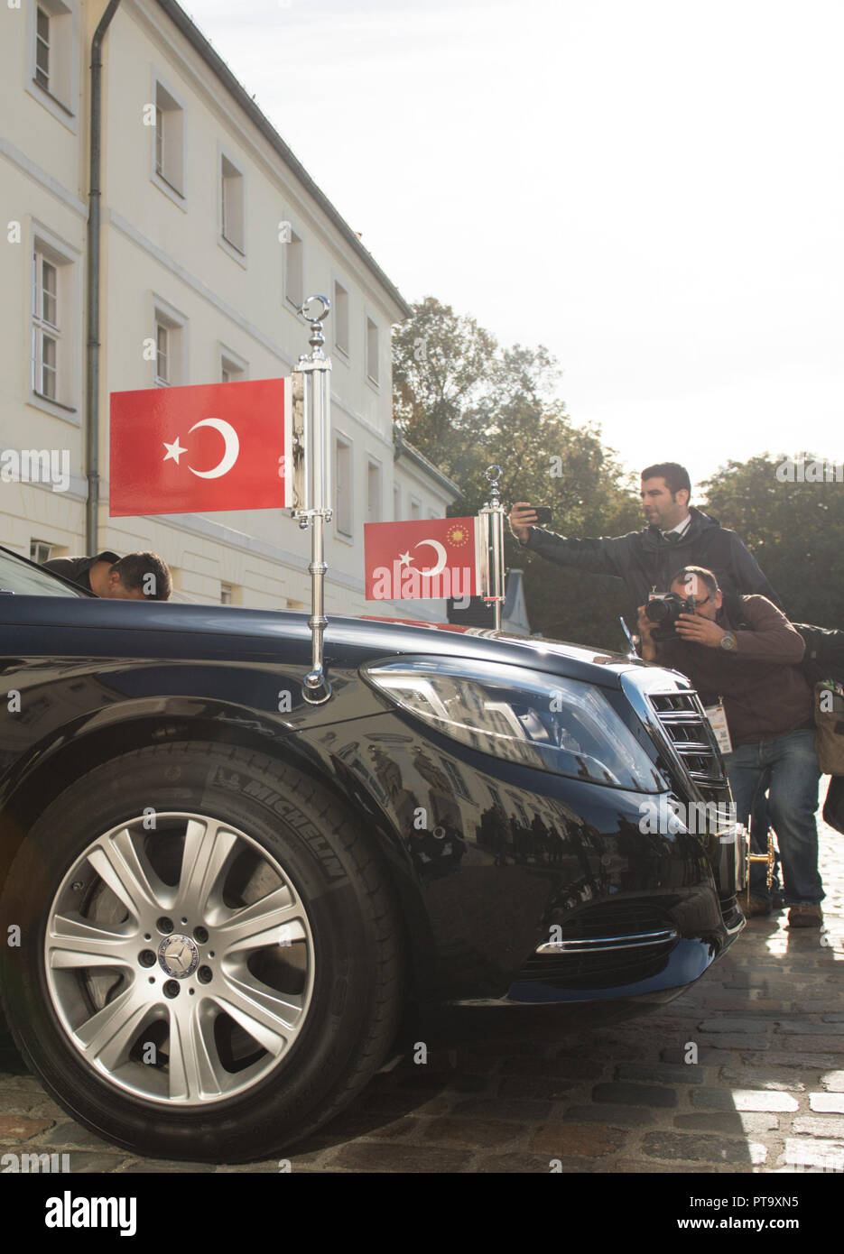 Fonction - la limousine du Président turc est stationné sur l'allée. Arrivée et accueil du Président turc, Recep Tayyip Erdogan avec les honneurs militaires par le Président fédéral au château de Bellevue à Berlin, Allemagne le 28.09.2018. ¬ | conditions dans le monde entier Banque D'Images