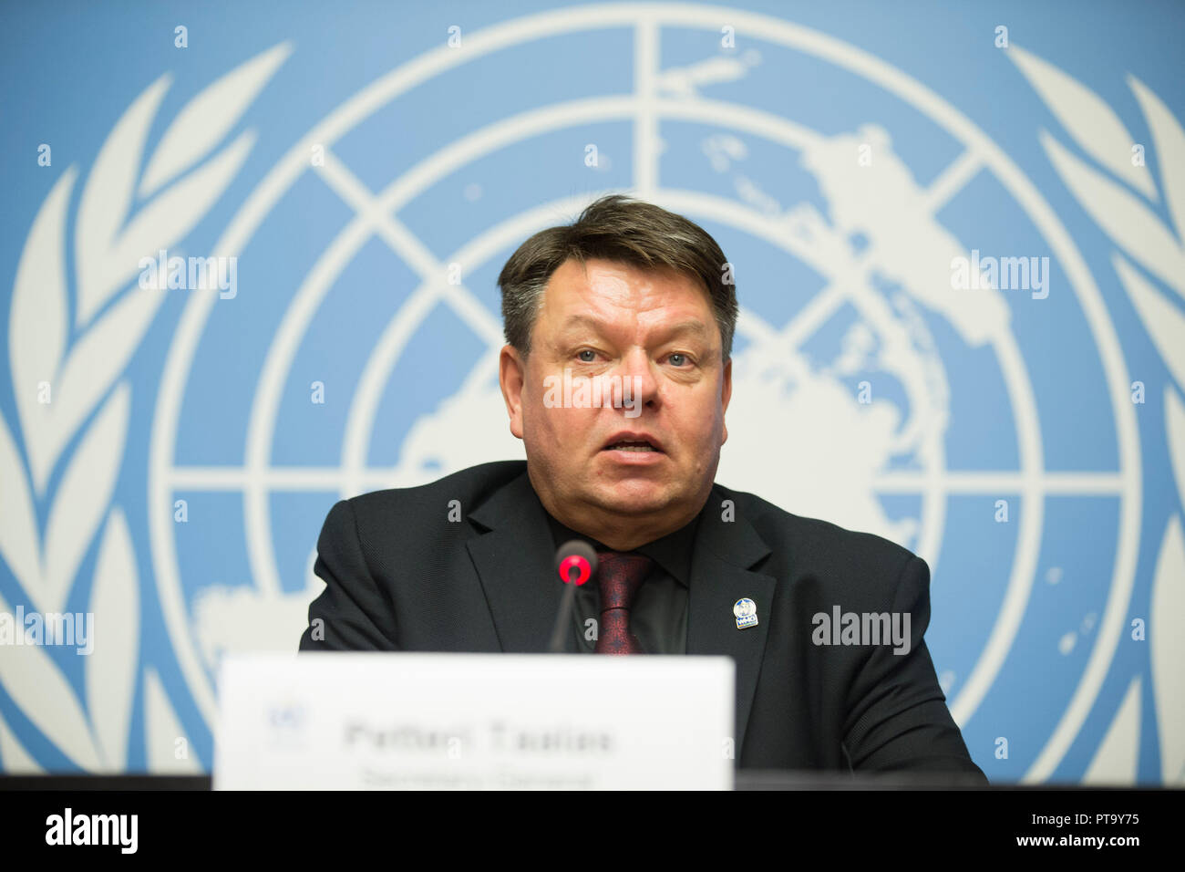 Genève, Suisse. 8 octobre, 2018. Organisation météorologique mondiale (OMM) Petteri Taalas Secrétaire Général assiste à une conférence de presse après la sortie du groupe d'experts intergouvernemental sur l'évolution du climat (GIEC) Rapport spécial, au siège européen des Nations Unies à Genève, Suisse, 8 octobre 2018. Credit : Xu Jinquan/Xinhua/Alamy Live News Banque D'Images