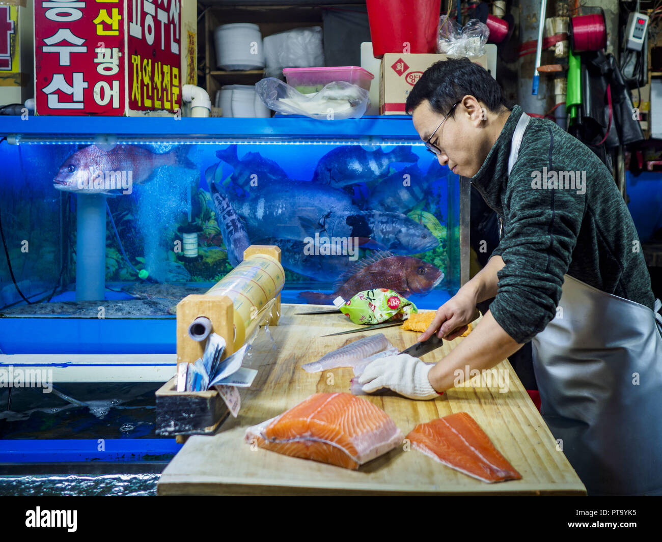 Seoul, Seoul, Corée du Sud. 8 octobre, 2018. Un marché vender prépare une commande de sashimi dans le marché aux poissons Noryangjin. Les enchères commencent à 01.00 h et de 05.00 h. jusqu'à ce dernier Le marché aux poissons de Noryangjin est le plus grand marché au poisson de Séoul et a été en opération depuis 1927. Il a ouvert ses portes à l'emplacement actuel en 1971 et a été rénové en 2015. Le marché sert à la fois les clients de détail et de gros et est devenu une attraction touristique au cours des dernières années. Crédit : Jack Kurtz/ZUMA/Alamy Fil Live News Banque D'Images
