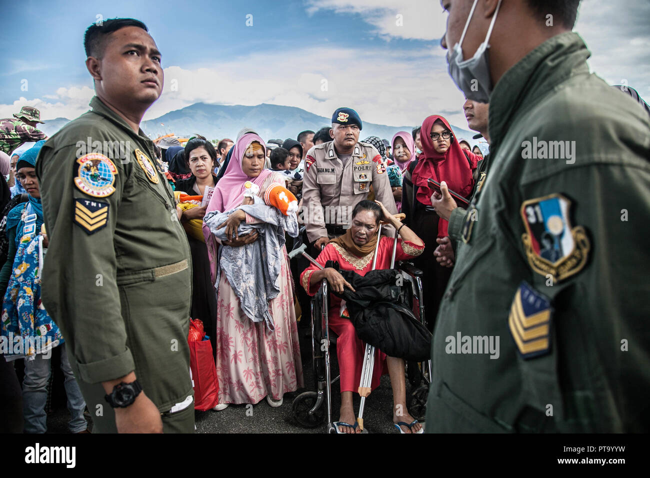 Palu, Central Sulawesi, Indonésie. 9 octobre, 2018. Les militaires indonésiens se préparer à évacuer les populations locales à bord d'un avion Hercules à l'aéroport en Al-Jufrie Mutiara SIS Palu, Sulawesi central. Près de 2 000 corps ont été retrouvés dans Balaroa Petobo, Sigi et, deux de Palu est plus durement touché les quartiers. Avertir les responsables de ce nombre augmentera, avec une estimation de 5000 personnes toujours portées disparues. Crédit : Ivan Damanik/ZUMA/Alamy Fil Live News Banque D'Images