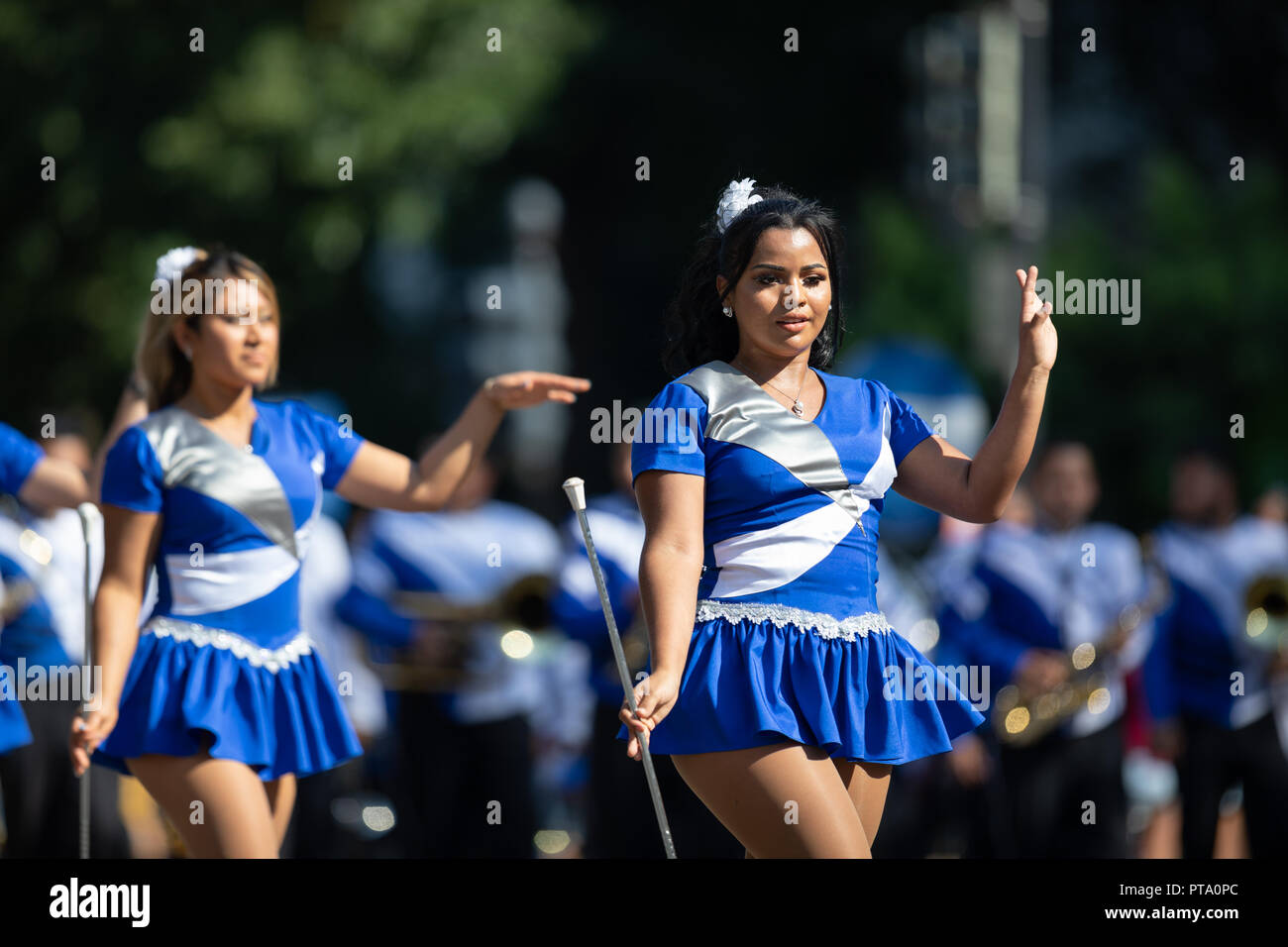 Washington, D.C., USA - 29 septembre 2018 : La Fiesta DC Parade, Cheerleaders de l'Angeles de Paz de El salvador, danser à la parade Banque D'Images